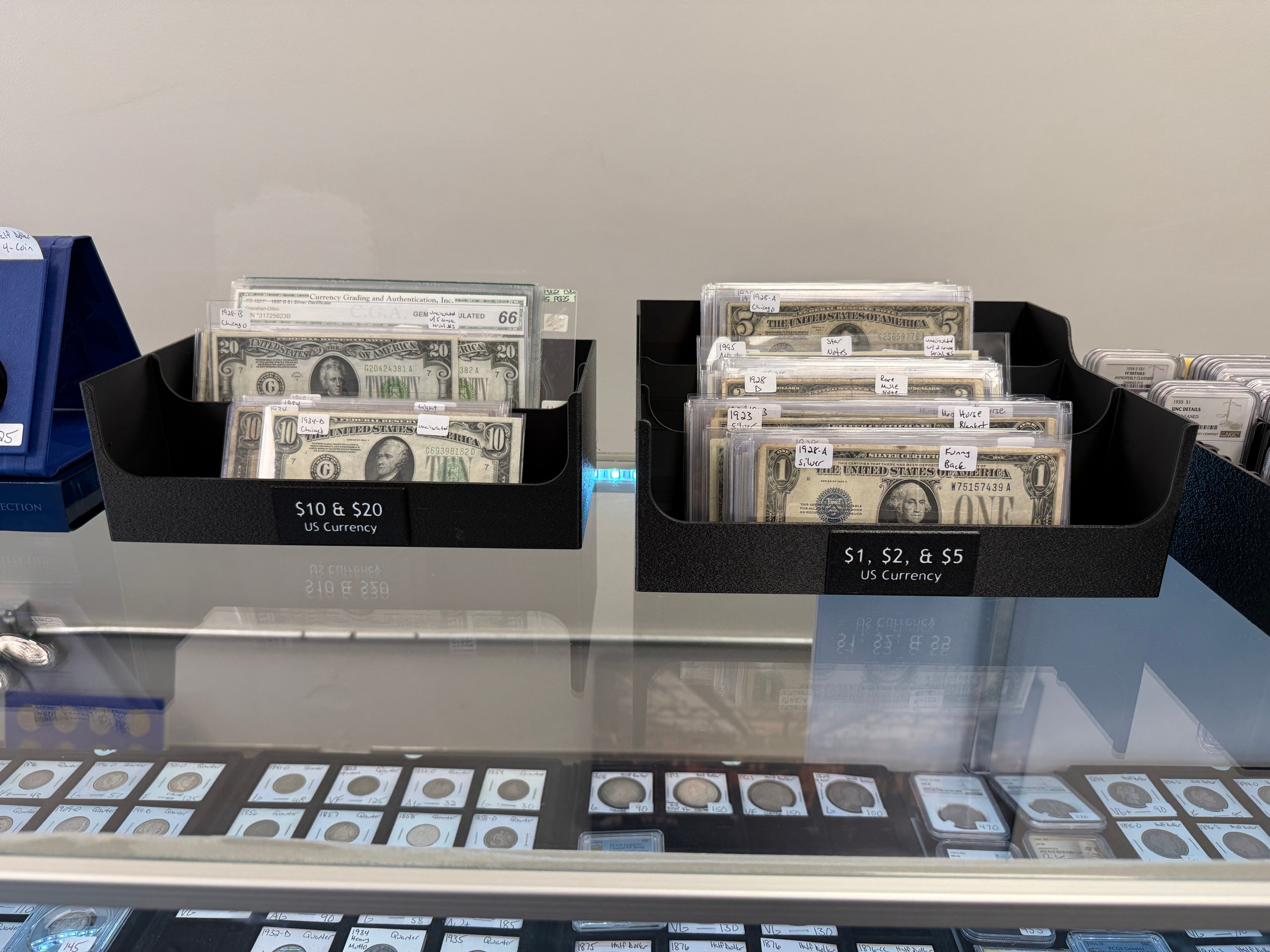 StoneFyr CurrencyStadium deep tray display stand holding graded banknote slabs at an angle